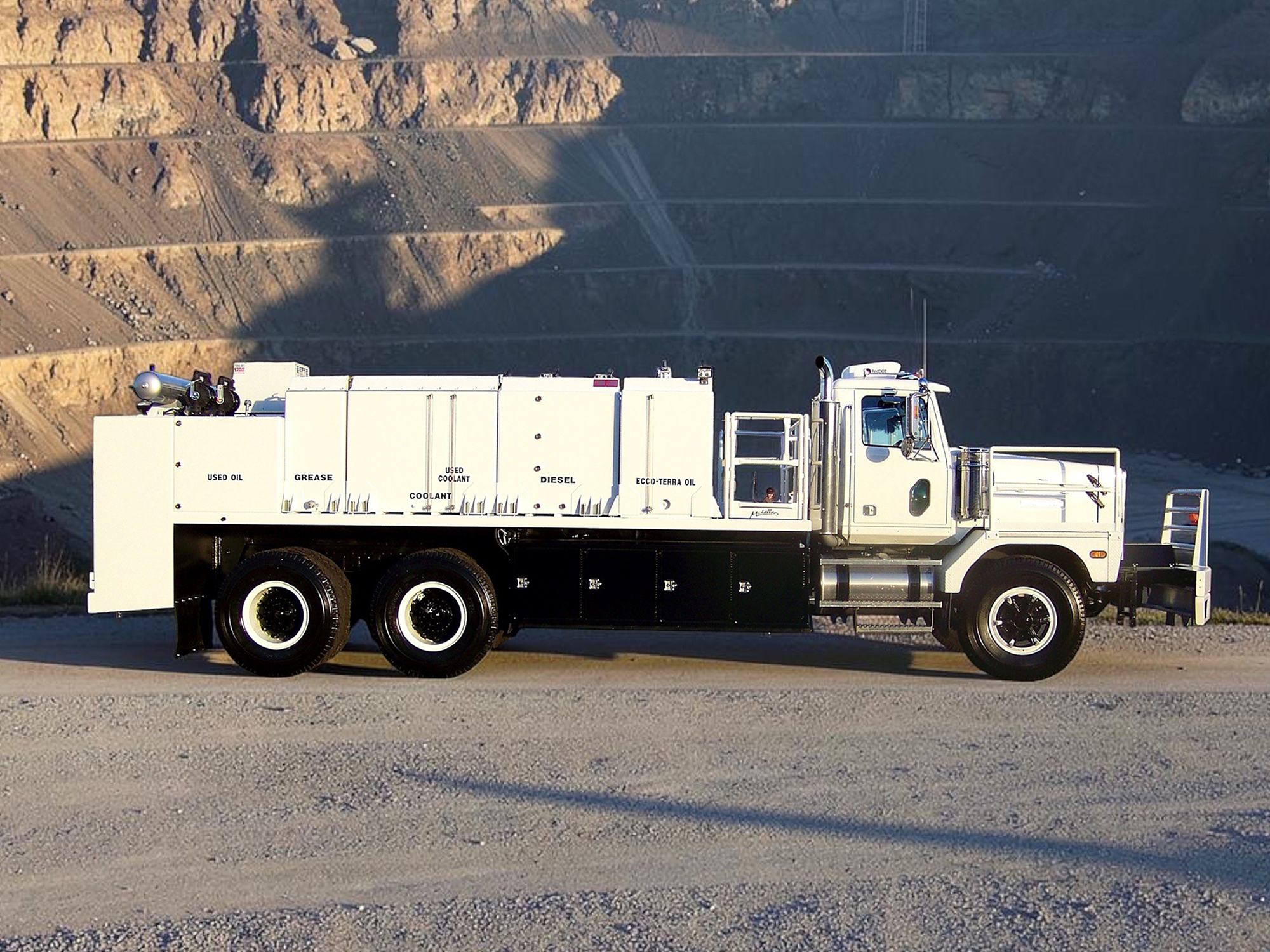 mine site lube truck_side